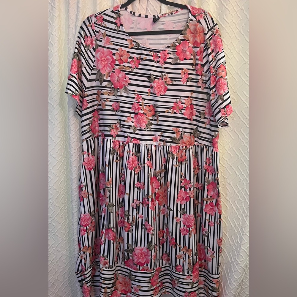 ❄️Last Chance $5❄️Floral and Stripe Dress